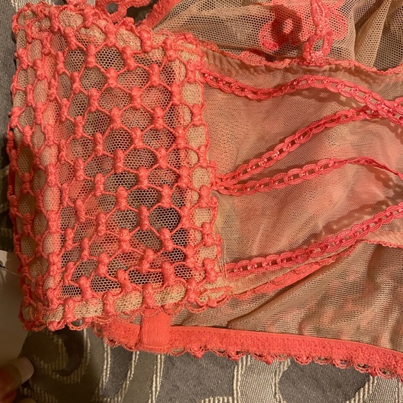 Victoria Secret 34C - Picture 5 of 6